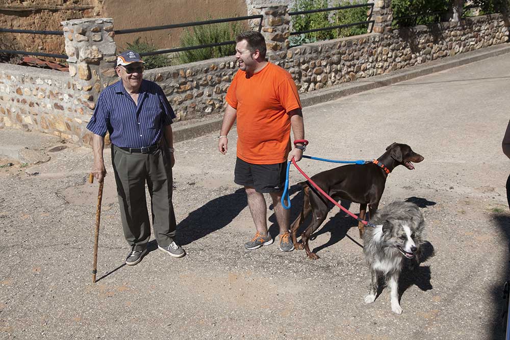 19-08-2015 Rafa y Ana, con su hija de dos meses, son los únicos habitantes de Castiltierra, en Segovia. foto: santi burgos