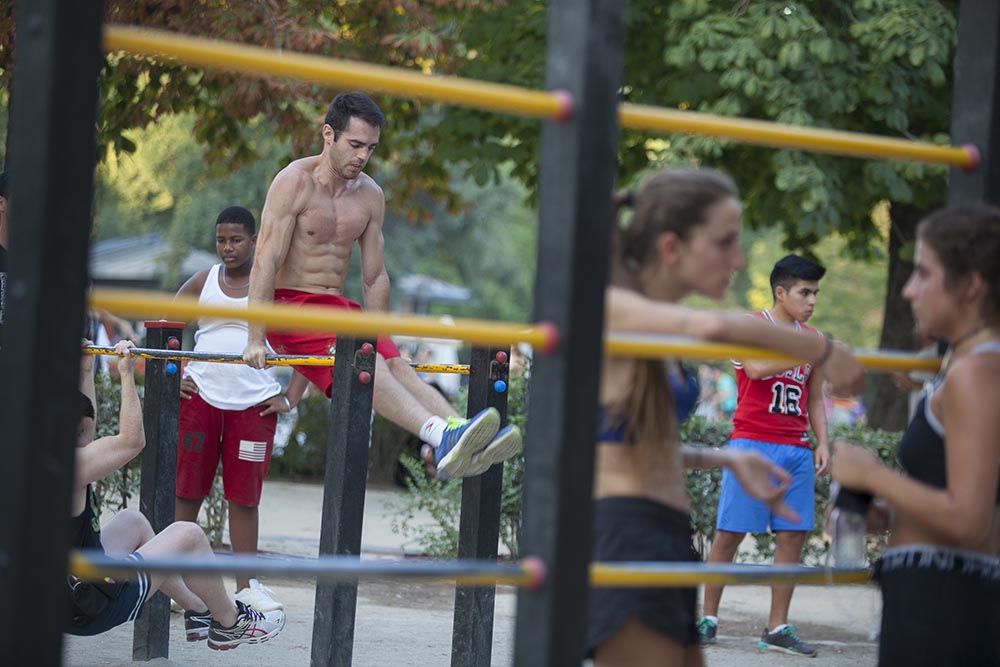  Jóvenes haciendo ejercicios de gimnasia en el Parque del Retiro. foto: santi burgos